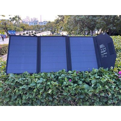 Tas Lipat Surya Portable dan Ringan dengan 2 Port USB 2.35 Kgs Dimensi Lipat 39.9 X 35.5 X 3.9 Cm